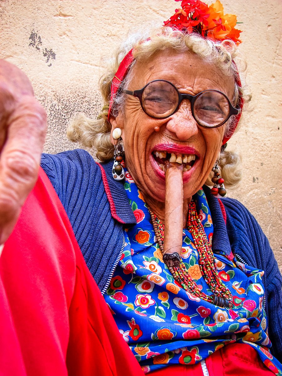 Graciela Cuba cigar folk