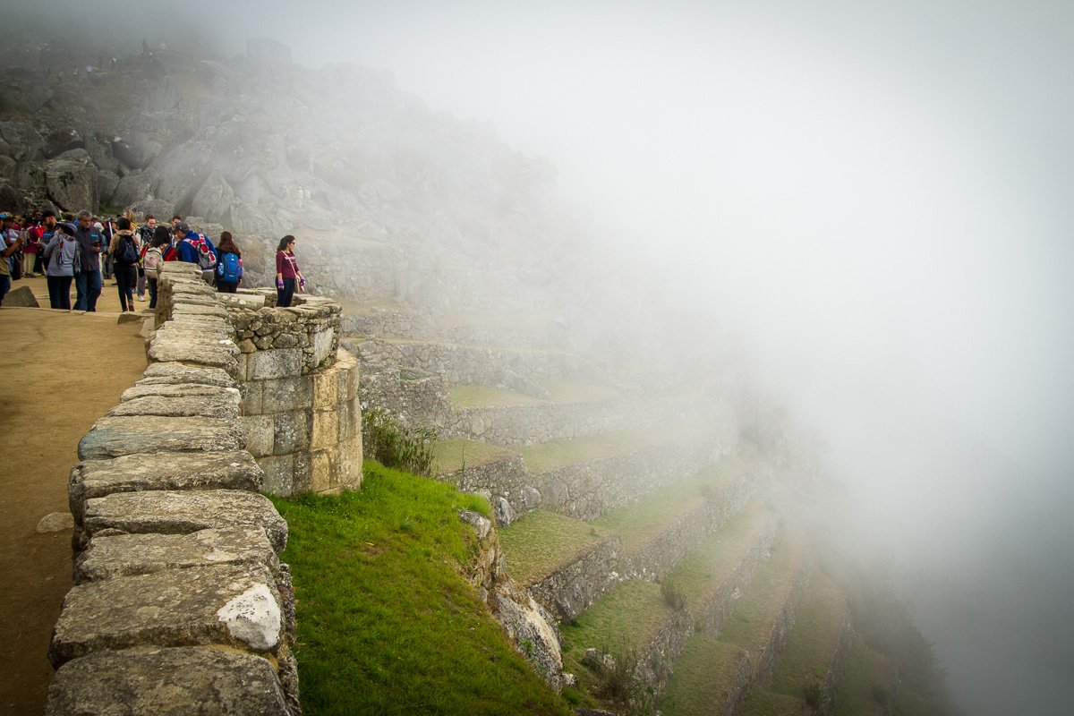 Machu Picchu fog vista woman