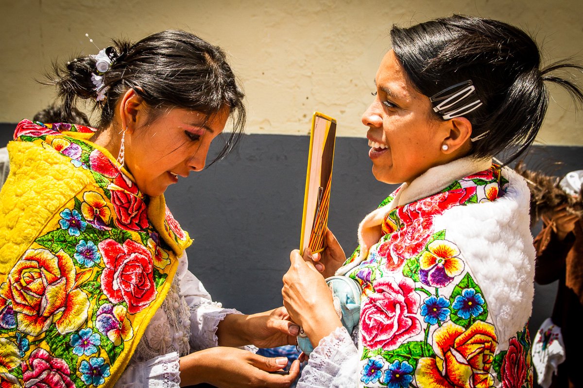 Peruvian women mirror make up